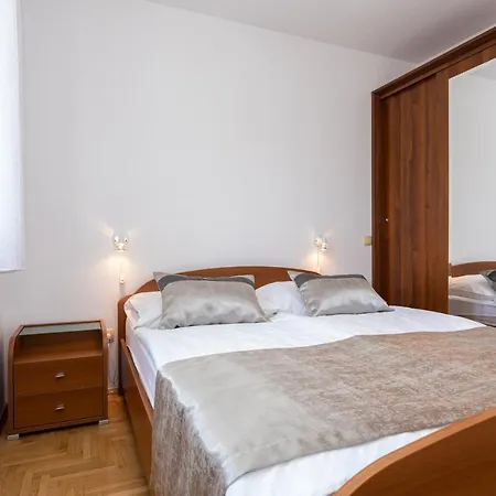 Apartment Crnekovic I Zarok Baska (Krk)