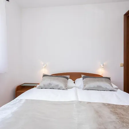 Apartment Crnekovic I Zarok Baska (Krk)